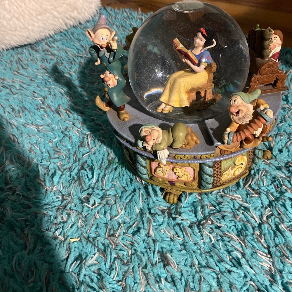 Snow White and the Seven Dwarfs music box!